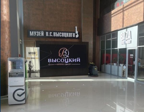 Большой экран в холле — пример размещения