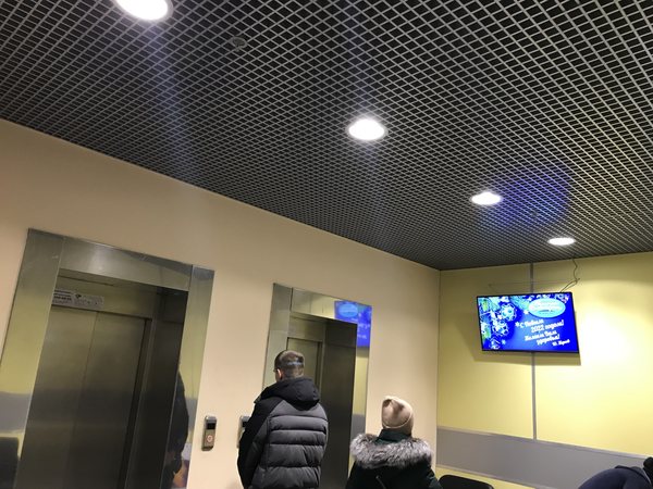 Экран в лифтовом холле — пример размещения