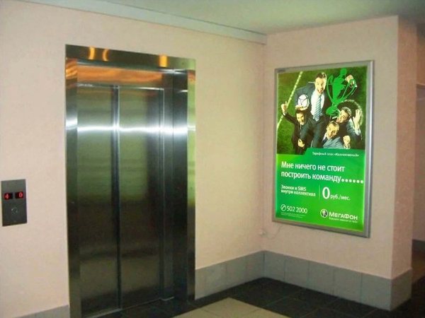 Лайтбокс у лифта — пример размещения