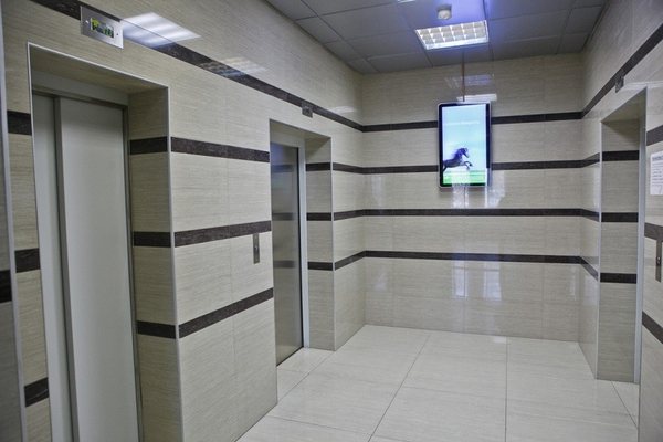 Экран в холле жилого комплекса — пример размещения